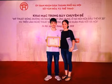 Trần Nam Long và mẹ trong một lần nhận giải thưởng