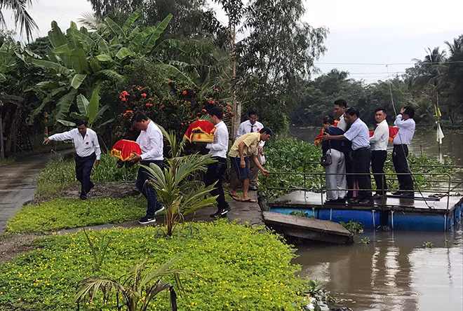 Đội bê lễ di chuyển trên phà tạo thành một khối làm sao phải cân bằng, đối xứng để phà không bị nghiêng ngả. Khi cập bến, từng người bước xuống rất nhẹ nhàng cẩn thận, nếu sơ sẩy có thể bị rớt xuống sông