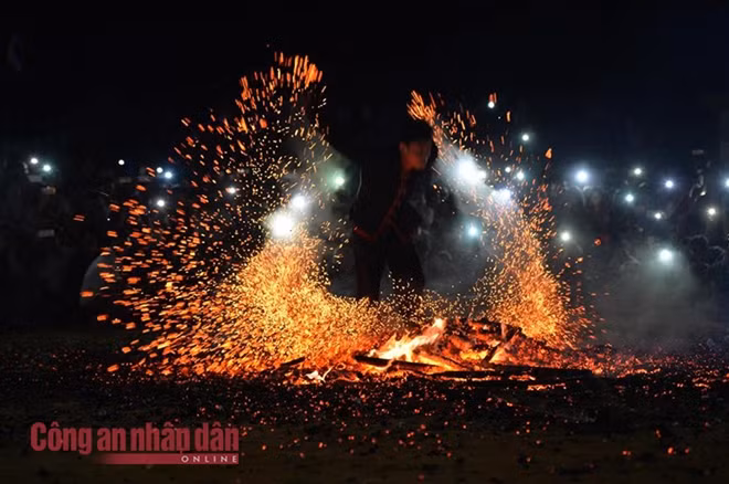 Tối 3-3 tại sân vận động thôn Nà Nghè, xã Hồng Quang huyện Lâm Bình, Tuyên Quang đã tổ chức lễ hội nhảy lửa Pà Thẻn.