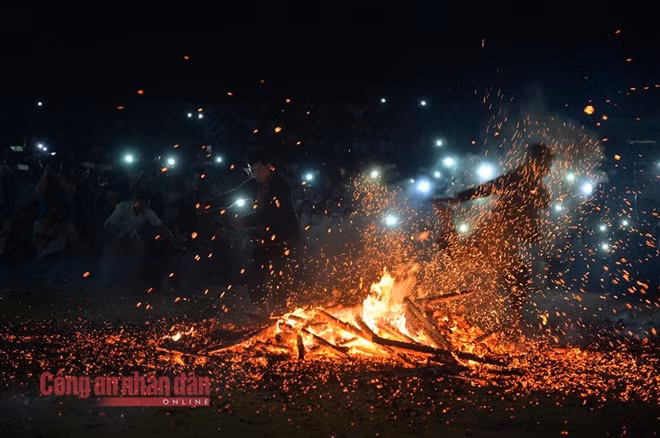 Lễ hội cũng được coi là một hình thức sinh hoạt văn hóa mang tính tâm linh, minh chứng sức mạnh phi thường của con người dám đương đầu với nguy hiểm, xua đuổi tà ma, bệnh tật, mừng cho một vụ thu hoạch hoa màu vừa kết thúc và cầu thần linh phù hộ cho an khang, thịnh vượng.