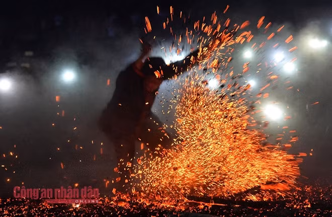 Họ dùng đôi tay trần của mình hất tung ngọn lửa lên trời.