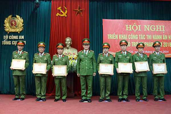 Trung tướng Nguyễn Ngọc Bằng danh hiệu Chiến sĩ Thi đua toàn lực lượng CAND tặng các cá nhân có thành tích xuất sắc. Trung tướng Nguyễn Ngọc Bằng danh hiệu Chiến sĩ Thi đua toàn lực lượng CAND tặng các cá nhân có thành tích xuất sắc.