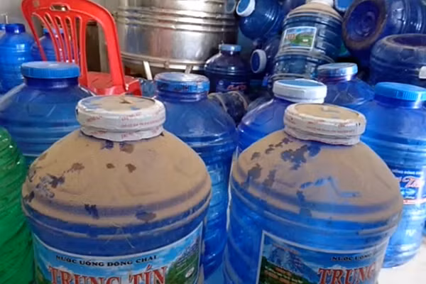 Nước đóng chai tại cơ sở trên.