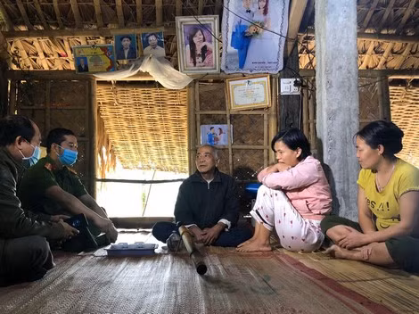 Cán bộ Phòng Cảnh sát hình sự Công an tỉnh Phú Thọ trao quà cho gia đình chị Chiến.