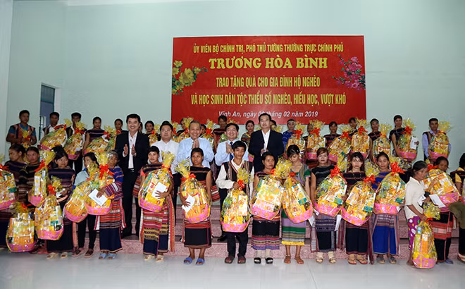 Phó Thủ tướng Thường trực Chính Phủ Trương Hòa Bình tặng quà Tết cho người dân xã Vĩnh An. Ảnh: Văn Lưu