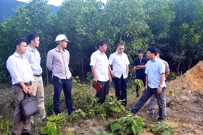 Đoàn công tác của Bộ Tài nguyên và Môi trường đến hiện trường chôn lấp rác thải để kiểm tra, lấy mẫu phân tích.