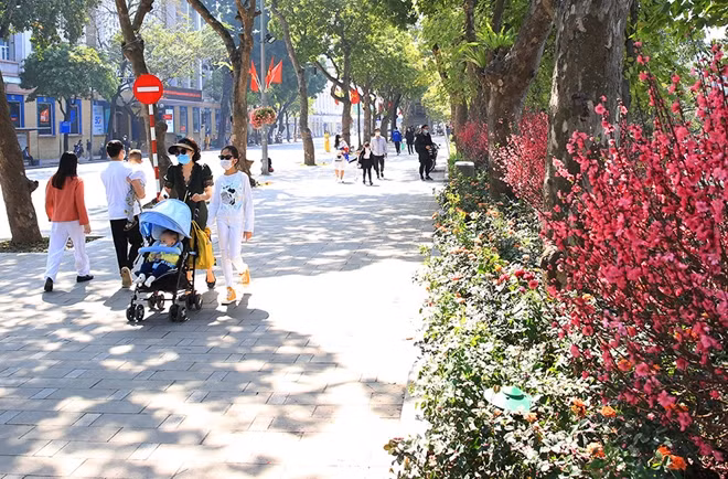 Hà Nội nắng rực rỡ vào ban ngày nhưng sẽ nhanh chóng chuyển mưa giông về chiều tối.