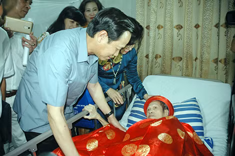 Bộ trưởng Đào Ngọc Dung nói chuyện và tặng quà các cụ và các cán bộ nhân viên Trung tâm chăm sóc người già Tuyết Thái.