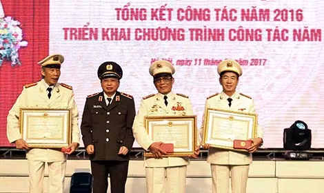 Thừa ủy quyền của Chủ tịch nước, Thiếu tướng Mai Văn Hà Trao tặng Huân chương Bảo vệ Tổ quốc hạng Ba cho các đồng chí nguyên là lãnh đạo các Phòng, Ban của Trung tâm