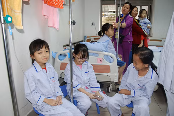 Những em bé bị bệnh Thalassemia đang truyền máu ở Viện HHTMTƯ