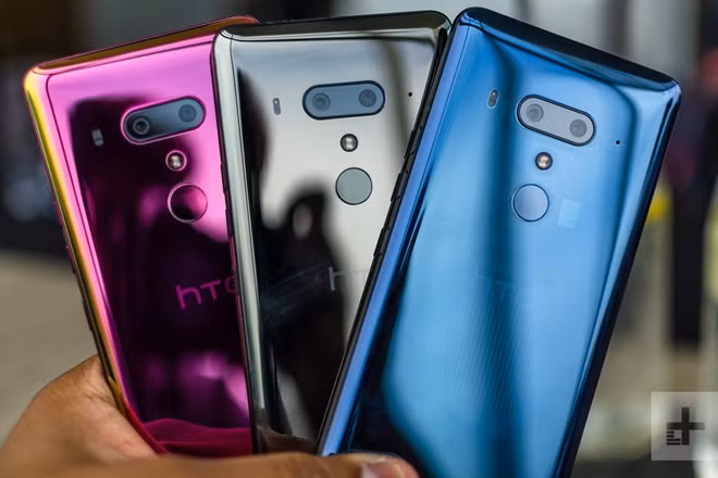 HTC U12 Plus là một trong những chiếc flagship mới và mạnh mẽ nhất đến từ nhà sản xuất Đài Loan HTC. Về thông số, camera kép trên U12 Plus bao gồm một camera 12MP góc rộng với khẩu độ f/1.75 và một camera tele 16MP khẩu độ f/2.6 hỗ trợ chụp chân dung xóa phông. Cả 2 sẽ đều được tích hợp công nghệ chống rung quang học OIS và chống rung điện tử EIS. Hệ thống camera mang tới cho HTC U12 Plus 103 điểm DxOMark