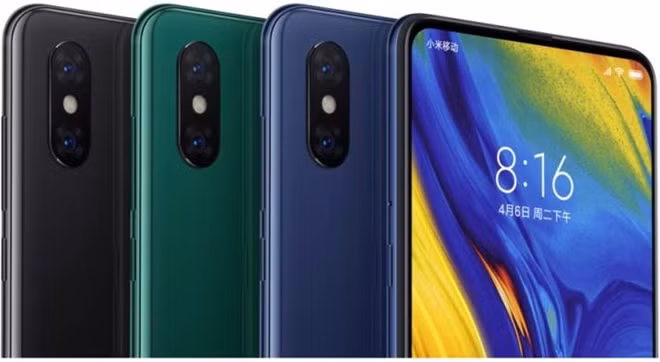 Xiaomi Mi MIX 3 được trang bị hệ thống camera 4 cảm biến, trong đó cụm camera chính sở hữu cảm biến Sony IMX363 12MP khẩu độ f/1.8, “ghép đôi” với cảm biến tele Samsung S5K3M3 12MP khẩu độ f/2.4, tích hợp lấy nét Dual Pixel và PDAF, chống rung quang học OIS, trí tuệ nhân tạo AI và đèn flash LED. Thêm vào đó, Xiaomi cải thiện trải nghiệm camera bằng cách thêm vào một số tính năng hỗ trợ AI như chế độ ban đêm (night mode). Đối với camera selfie, Mi MIX 3 trang bị cảm biến Sony IMX576 độ phân giải lên đến 24MP, đi kèm 1 cảm biến 2MP làm nhiệm vụ đo độ sâu trường ảnh, cũng tích hợp AI, đồng thời có thêm công nghệ Super Pixel để selfie tốt hơn trong điều kiện ánh sáng yếu. Mi MIX 3 đạt điểm số DxOMark lên đến 103 điểm ngang với Galaxy Note 9 và HTC U12.
