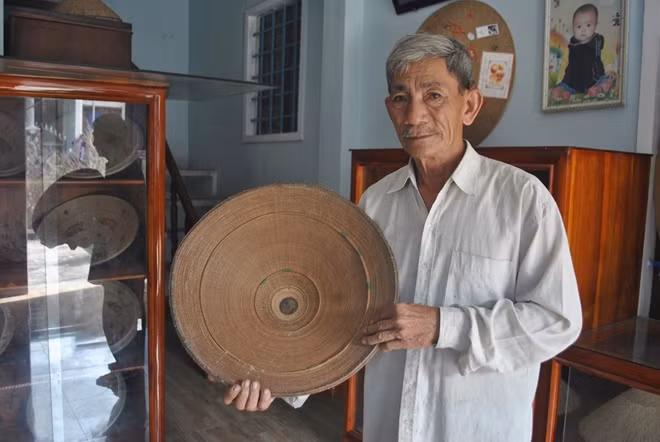 Ông Lan với chiếc nón “gia bảo” là kỷ vật của người mẹ để lại.
