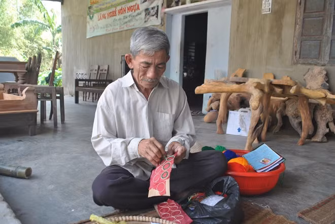 Ông Lan thêu hoa văn để chằm vào nón ngựa.