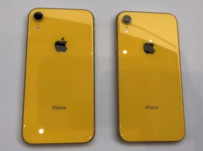 Năm 2018, Apple từng gây bất ngờ cho giới công nghệ khi vẫn quyết định chế tạo một chiếc smartphone với chỉ duy nhất 1 camera thay vì trào lưu camera kép, thậm chí là 3 camera. Những Apple đã thực sự khiến tất cả phải ngẫm nhìn lại sau đó khi số lượng không phải là tất cả. Chỉ một camera đơn thì thông số cảm biến của camera iPhone XR khá ấn tượng. Cảm biến này có độ phân giải 12MP khẩu độ f/1.8, hỗ trợ chống rung quang học OIS và 4 đèn flash LED. Camera này có khả năng quay video 4K ở 60 fps. Trong khi đó camera trước iPhone XR có thể chụp ảnh xóa phông với hệ thống TrueDepth, độ phân giải 7MP khẩu độ f/2.2 và quay video Full HD 60 fps. iPhone Xr đạt 101 điểm DxOMark.