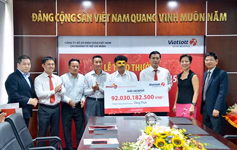 Trao giải thưởng cho người đàn ông tên Thái đeo mặt nạ.