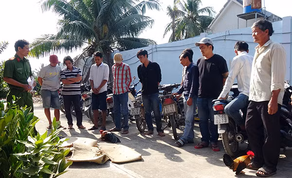 Các đối tượng cùng tang vật.
