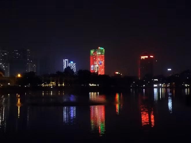 Một tòa nhà ven Hồ Tây (Hà Nội) có cách trang trí độc đáo rất riêng, sử dụng đèn led chạy hình ảnh mang không khí giáng sinh