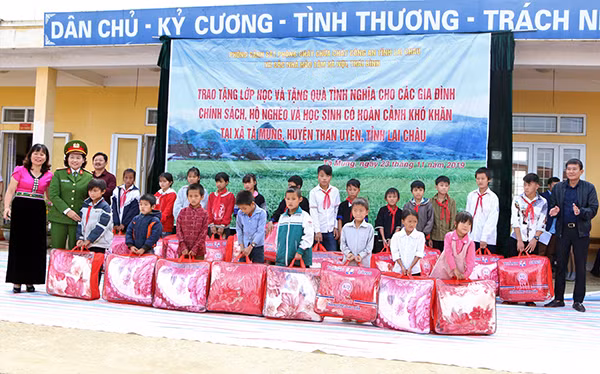 Tặng chăn ấm cho các em học sinh