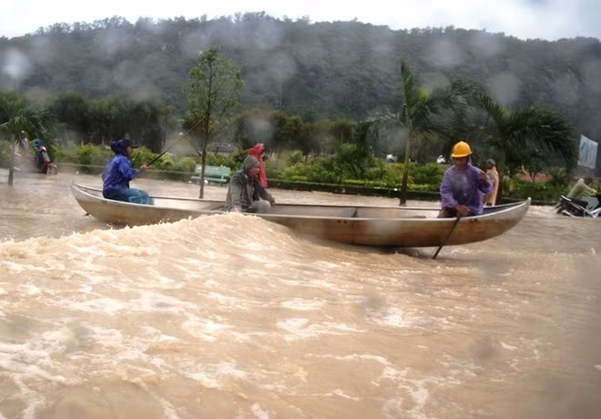 Người dân dùng thuyền để di chuyển.