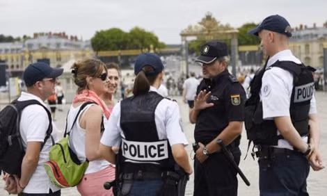 Cảnh sát Paris tăng cường tuần tra mùa du lịch. ảnh: EPA