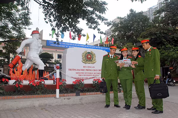 Tượng đài người lính PCCC được đặt trang trọng trước cổng Trường Đại học PCCC (đường Khuất Duy Tiến, quận Thanh Xuân, Hà Nội).
