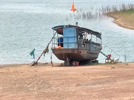 "Nhà" của lão ngư Trần Văn Cận nằm cô đơn trên bờ sau tai nạn.