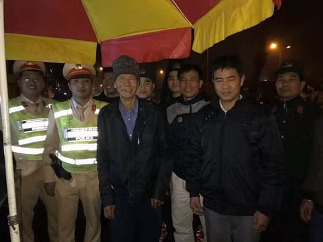 Cụ Đỗ Văn Tý chụp ảnh cùng các chiến sĩ CSGT.