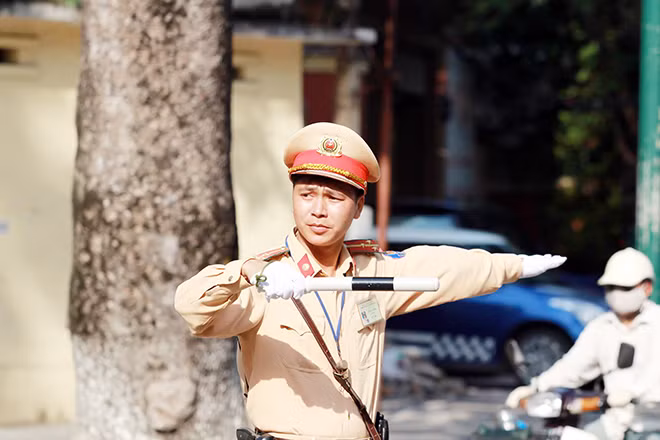 Vất vả là vậy nhưng không phải người dân nào cũng thấu hiểu và cảm thông cho công việc của các chiến sĩ CSGT.