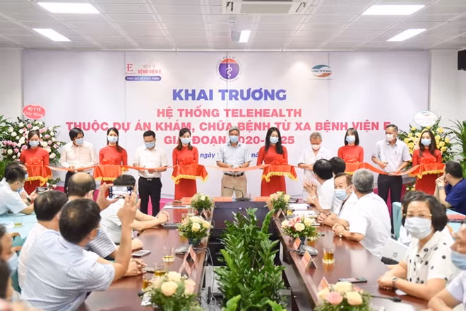 Lãnh đạo Bộ Y tế cắt băng khai trương Dự án Khám, chữa bệnh từ xa của Bệnh viện E