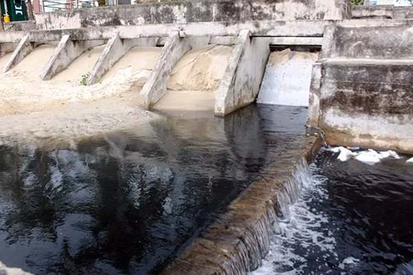 Tình trạng nước thải đen ngòm, chưa qua xử lý đổ thẳng ra biển Đà Nẵng liên tiếp tái diễn không chỉ gây lo ngại cho du khách mà còn ảnh hưởng môi trường biển và ngành du lịch của địa phương.