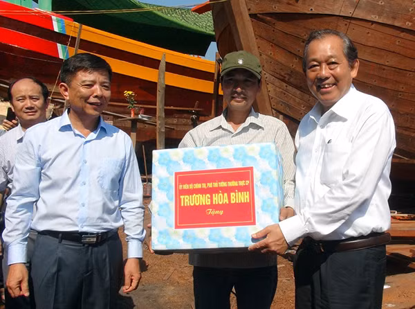 Phó Thủ tướng Thường trực Chính phủ Trương Hòa Bình tặng quà động viên ngư dân Quảng Bình.