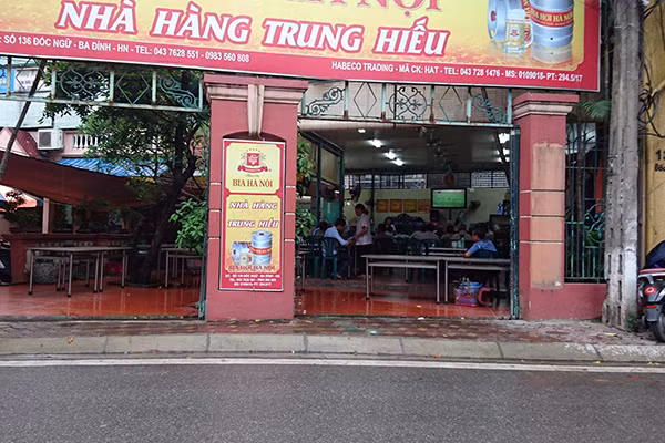 Tại một quán bia trên phố Đốc Ngữ, tình hình cũng không khả quan hơn là mấy.