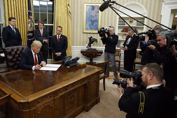 Sắc lệnh cấm nhập cư là sắc lệnh gây nhiều tranh cãi nhất kể từ khi ông Donald Trump nhậm chức hôm 20-1. Ảnh: AP