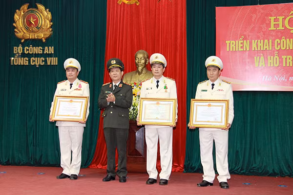 Thứ trưởng Nguyễn Văn Sơn trao Huân chương Bảo vệ Tổ quốc và Huân chương Lao động tặng các cá nhân, tập thể có thành tích xuất sắc. Thứ trưởng Nguyễn Văn Sơn trao Huân chương Bảo vệ Tổ quốc và Huân chương Lao động tặng các cá nhân, tập thể có thành tích xuất sắc.