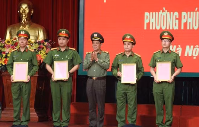 Giám đốc CATP và Chủ tịch UBND quận Ba Đình đã quyết định khen thưởng, tặng giấy khen cho các tập thể, cá nhân tham gia điều tra phá án.