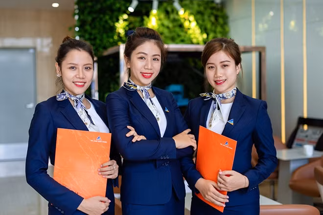 CBNV của Đất Xanh Miền Trung với vẻ ngoài sang trọng, đẳng cấp cùng đồng phục và phụ kiện khăn Dior.