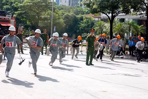 Thi triển khai đội hình chữa cháy