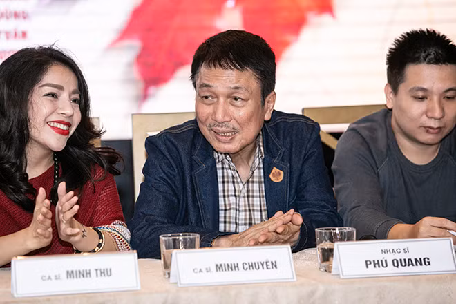 Nhạc sĩ Phú Quang và các nghệ sĩ trong buổi họp báo ra mắt live show “Trong miền ký ức”. Nhạc sĩ Phú Quang và các nghệ sĩ trong buổi họp báo ra mắt live show “Trong miền ký ức”.