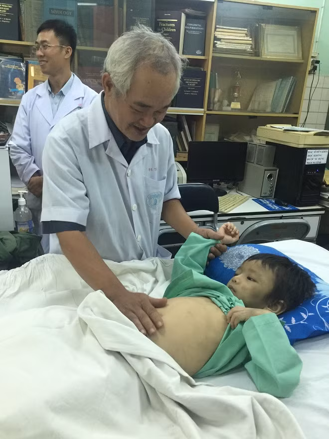 BS.CK II Phan Văn Tiếp, Trưởng khoa Chỉnh hình Nhi, BV Chấn thương Chỉnh hình TP Hồ CHí Minh khám cho bé Th.
