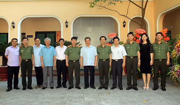 Thứ trưởng Bùi Văn Nam với các đồng chí trong Hội đồng Lý luận Trung ương