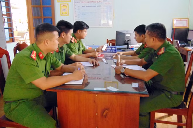 Công an xã Đại Hồng họp bàn giải quyết tin báo của người dân qua Zalo.