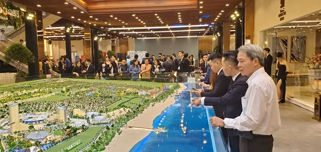 Người mua nhà tham quan một dự án khu đô thị.