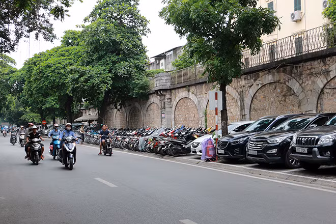 Hiện nay, tại một số vị trí trên phố Phùng Hưng dọc các vòm cầu được tổ chức thành điểm trông xe.