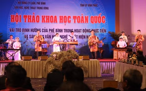 Các nghệ sĩ biểu diễn âm nhạc dân tộc tại hội thảo ngày 5-12.