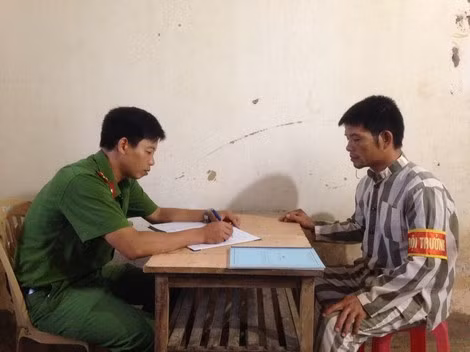 Thượng úy Phạm Công Đán thường xuyên gặp gỡ, động viên phạm nhân cải tạo tốt.