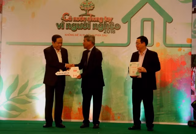 Phó Tổng giám đốc PVN Đỗ Chí Thanh trao biểu trưng số tiền ủng hộ tại Chương trình “Cả nước chung tay vì người nghèo” 2018.