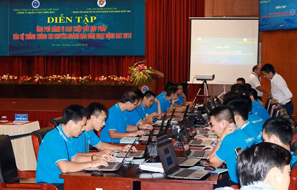 Hơn 50 cán bộ của đơn vị quản lý bay đã tham gia buổi diễn tập. Hơn 50 cán bộ của đơn vị quản lý bay đã tham gia buổi diễn tập.