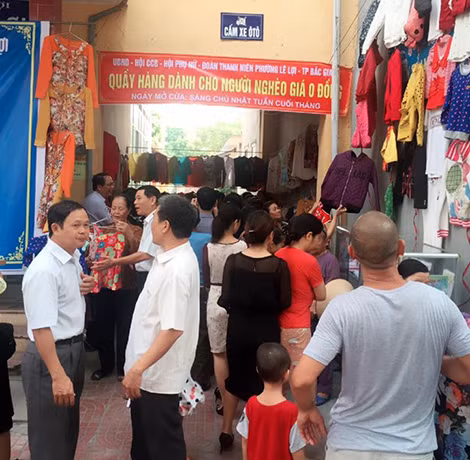 Không khí tưng bừng như ngày hội tại quầy hàng ''không đồng''.