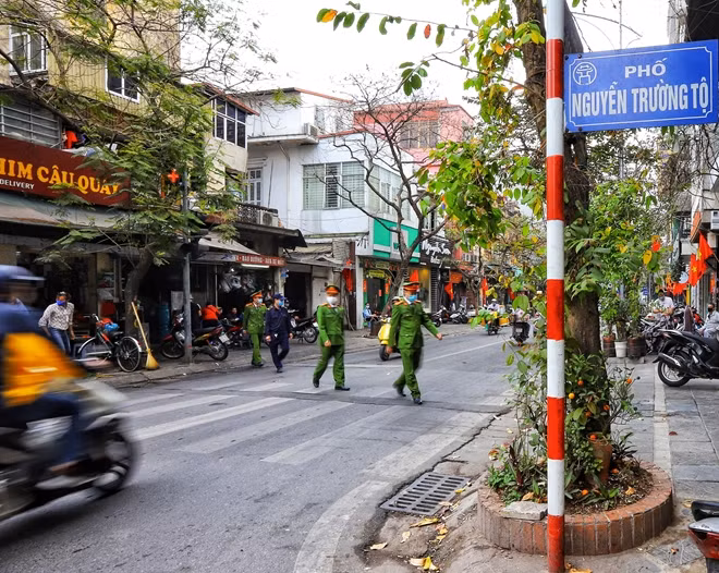 Công an Phường Trúc Bạch tuần tra địa bàn.